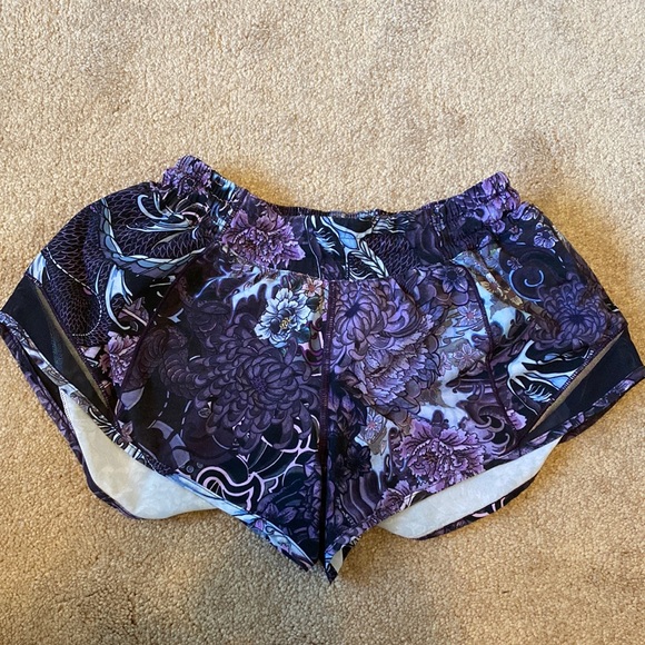 Lululemon Hotty Hot Shorts Size 6 2.5” inseam - Picture 1 of 3